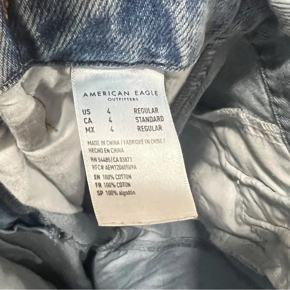 American Eagle Highest Waist Mom Jean in blue Heaven Size 4